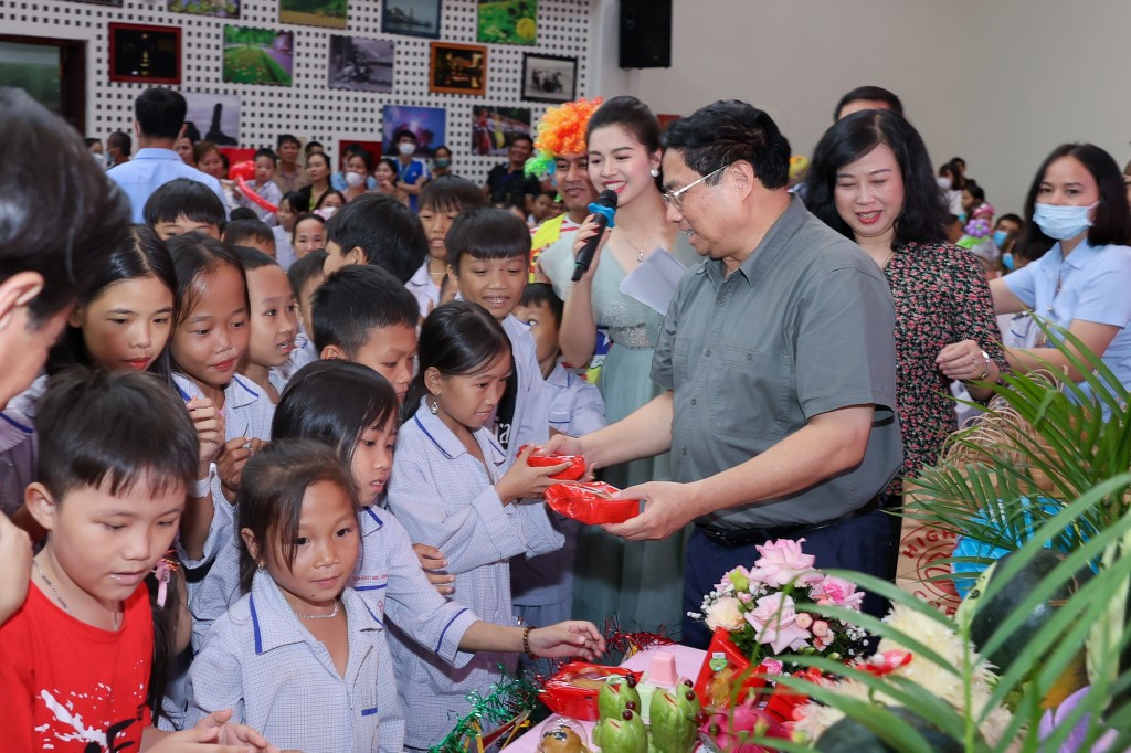 Thủ tướng Phạm Minh Chính tặng quà Trung thu cho các bệnh nhi tại Viện Huyết học - Truyền máu Trung ương