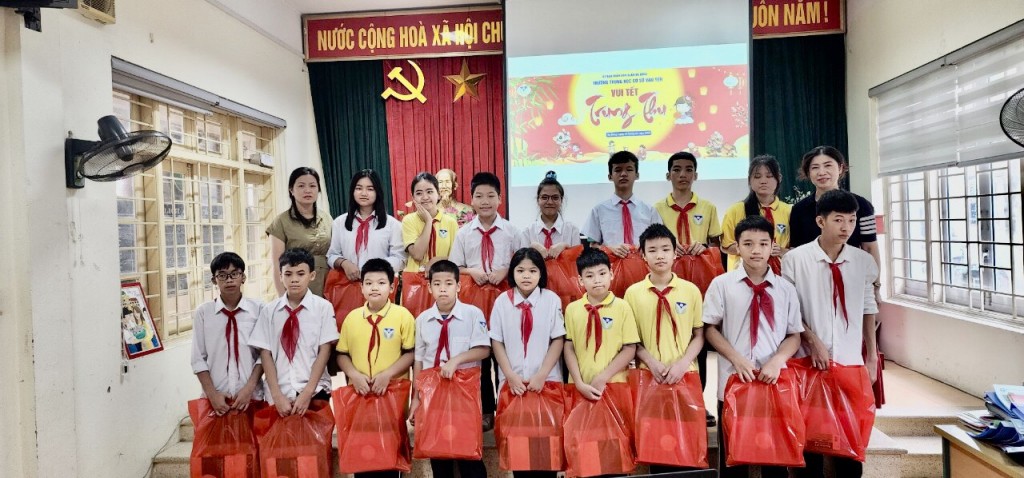 Trường THCS Văn Yên trao quà Trung thu cho học sinh có hoàn cảnh khó khăn