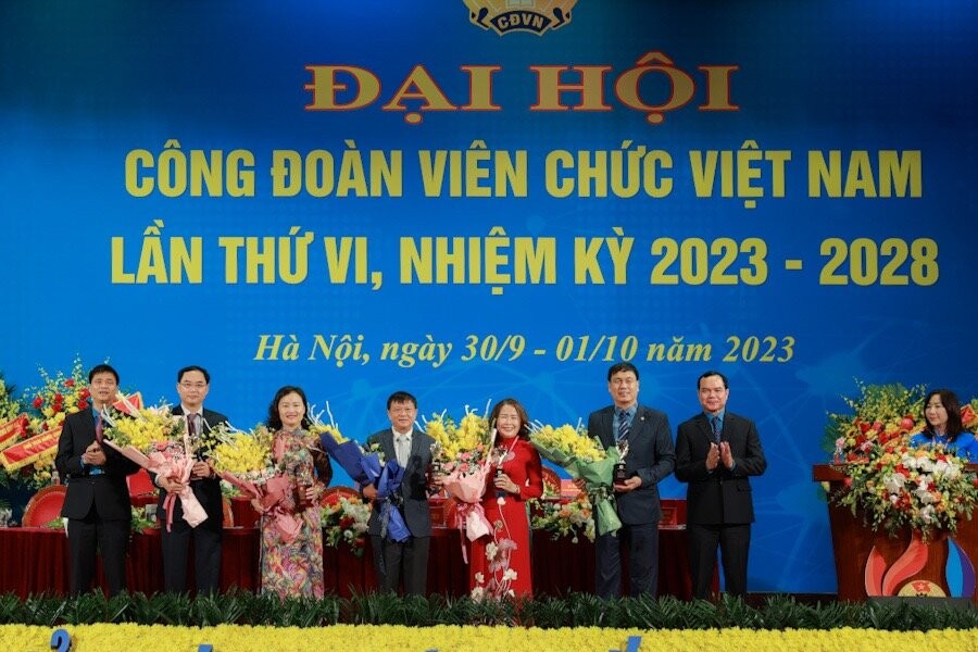 Xây dựng Công đoàn Viên chức Việt Nam vững mạnh toàn diện