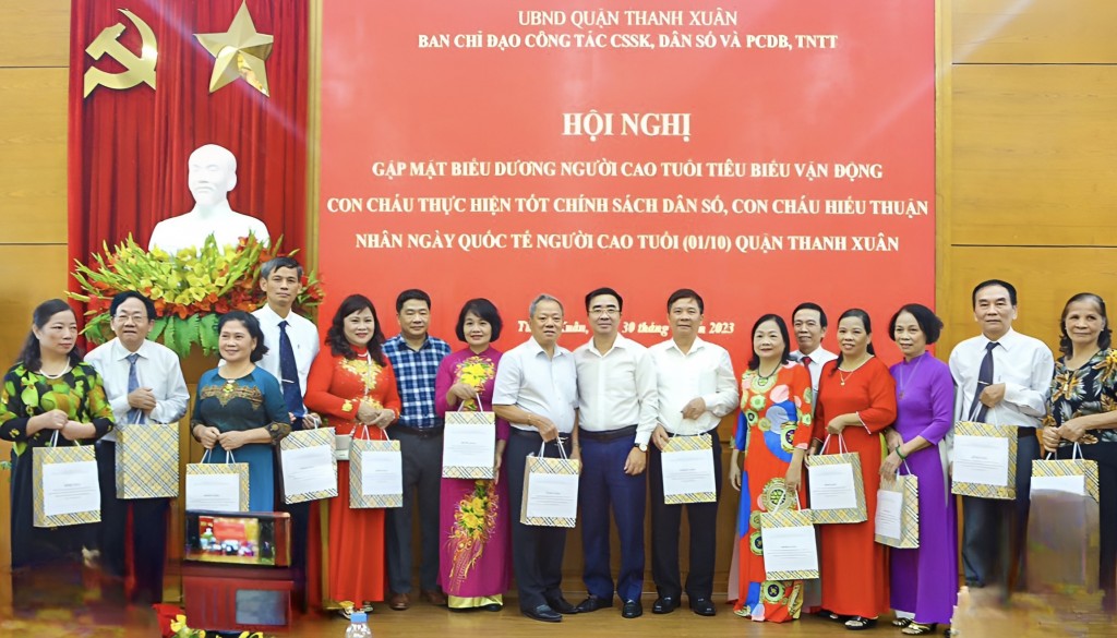 Quận Thanh Xuân tặng quà, biểu dương 100 người cao tuổi tiêu biểu
