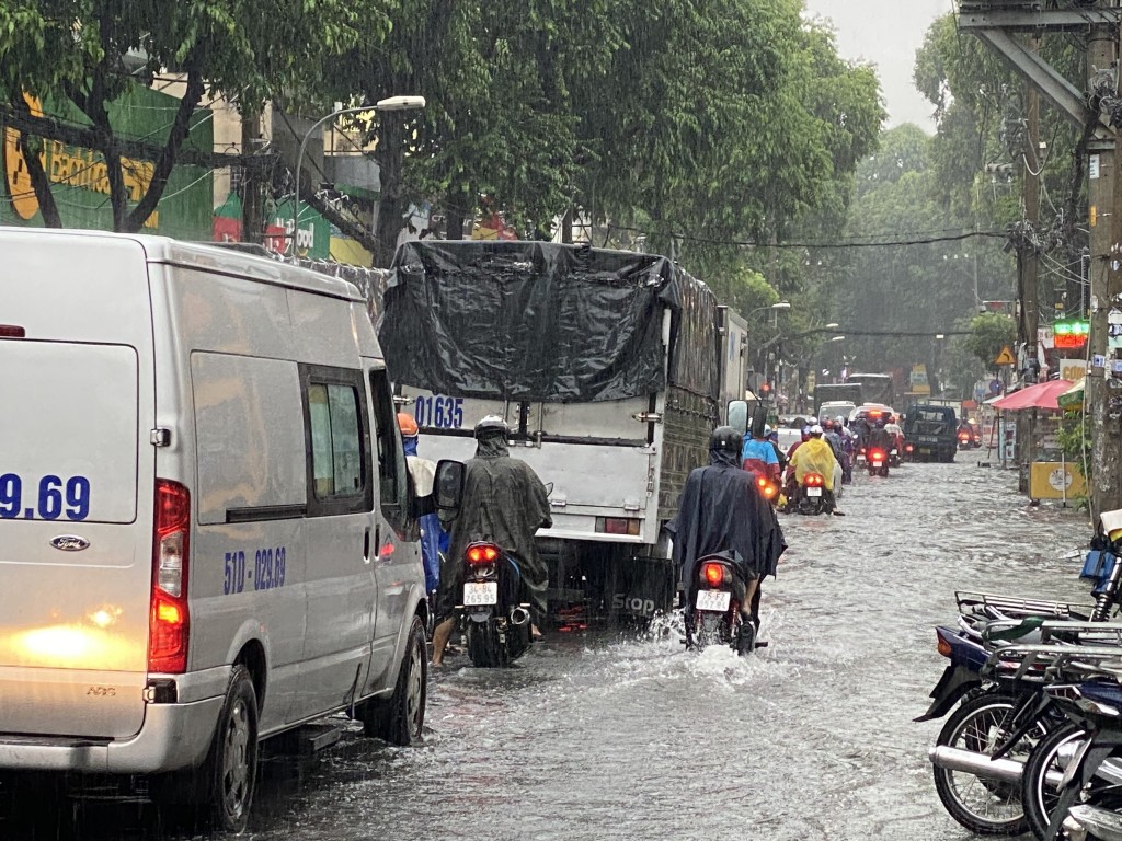 Người dân TP.HCM chật vật trong cơn mưa tầm tã ngày đầu tuần