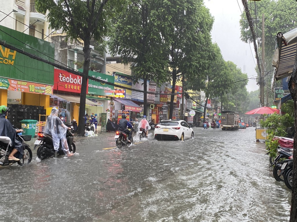 Người dân TP.HCM chật vật trong cơn mưa tầm tã ngày đầu tuần