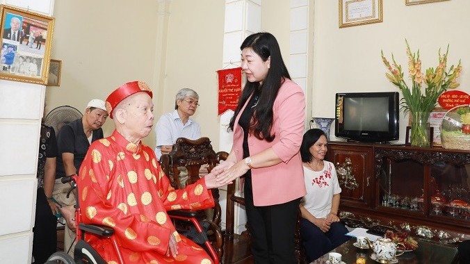 Lãnh đạo Mặt trận thành phố Hà Nội thăm, tặng quà cán bộ lão thành cách mạng 102 tuổi