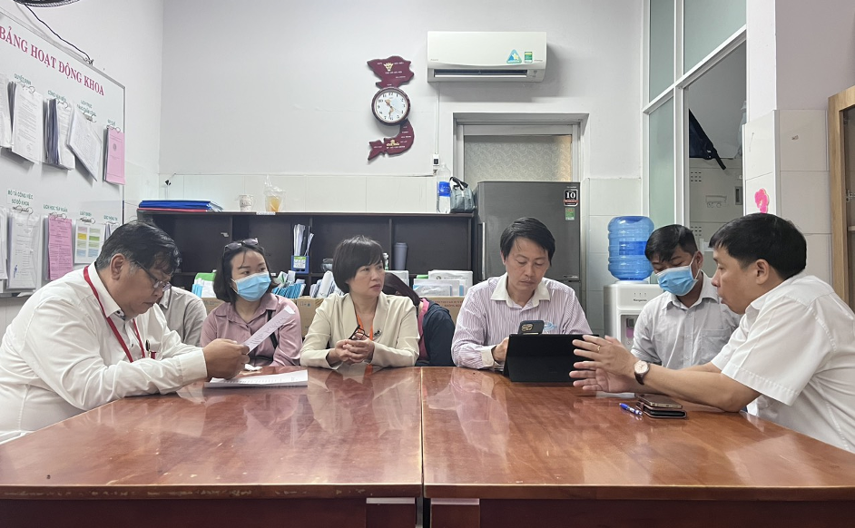Tổ công tác Sở Y tế TP.HCM làm việc tại Bệnh viện Lê Văn Thịnh (thành phố Thủ Đức) về trường hợp tử vong và các trường hợp còn lại đang điều trị tại bệnh viện. Ảnh: SYT.