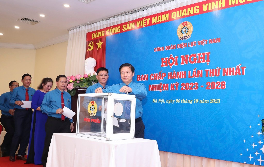 Đồng chí Đỗ Đức Hùng được tín nhiệm, tái cử chức danh Chủ tịch Công đoàn Điện lực Việt Nam