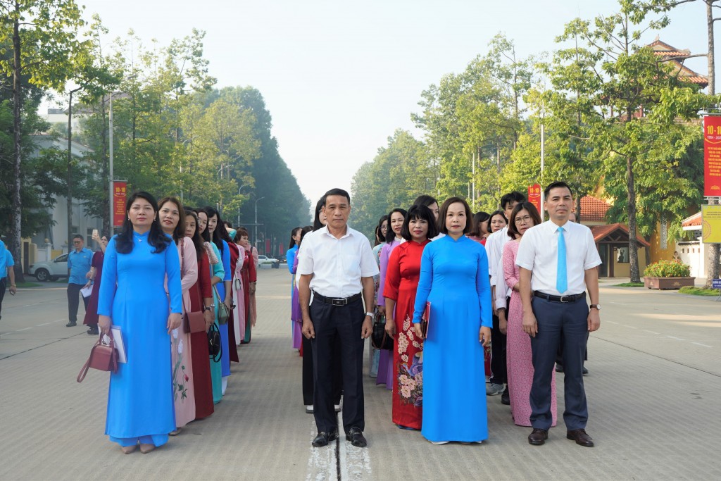 LĐLĐ quận Hà Đông báo công dâng Bác và tuyên dương gia đình CNVCLĐ tiêu biểu năm 2023