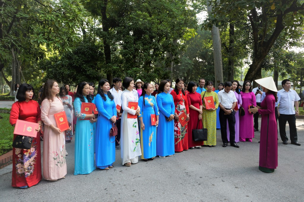 LĐLĐ quận Hà Đông báo công dâng Bác và tuyên dương gia đình CNVCLĐ tiêu biểu năm 2023
