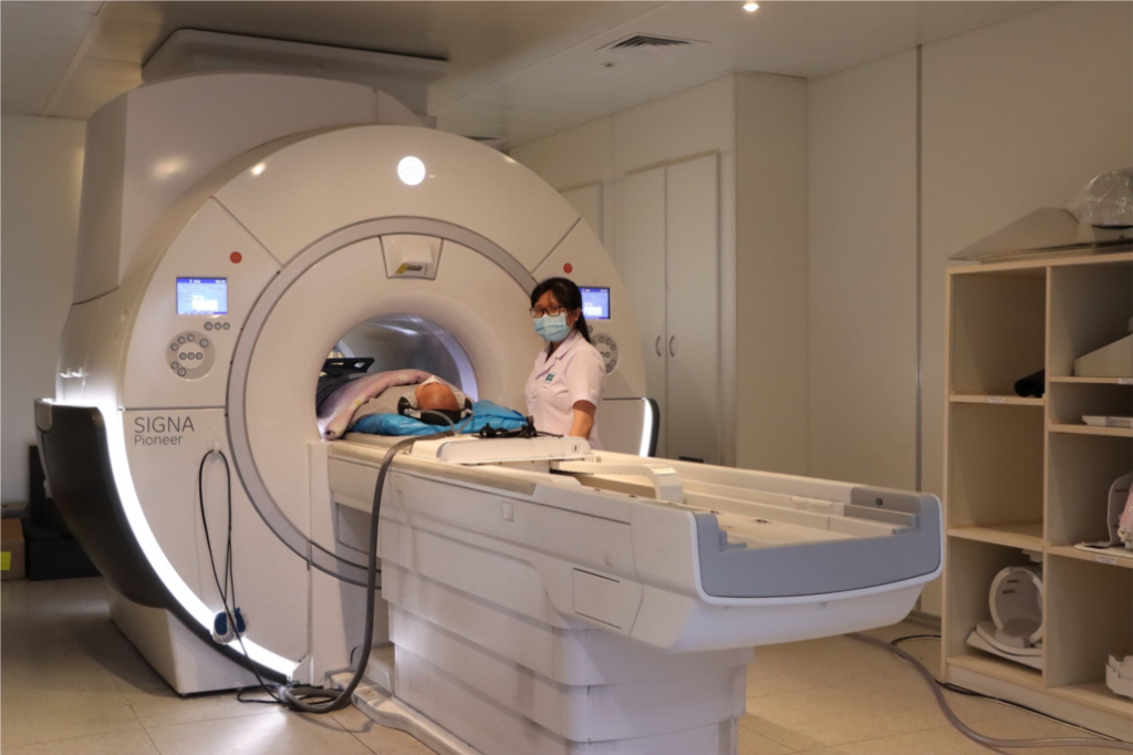 Bệnh viện Ung bướu TP.HCM chụp MRI cho bệnh nhân vào sáng 5/10. Ảnh: BVCC