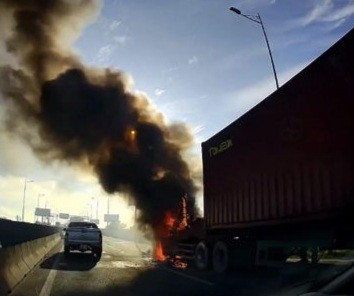 Xe container bốc cháy dữ dội trên cao tốc TP.HCM - Long Thành - Dầu Giây