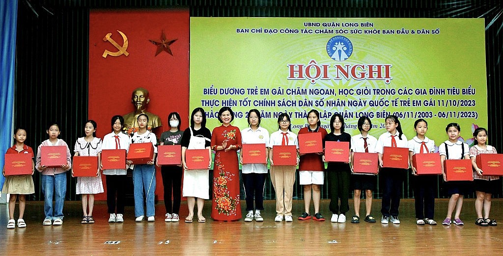 Quận Long Biên: Biểu dương 80 trẻ em gái chăm ngoan, học giỏi