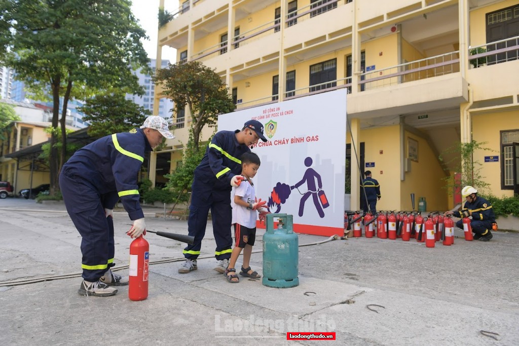 Ảnh: Người dân Thủ đô hào hứng với hoạt động trải nghiệm PCCC và CNCH