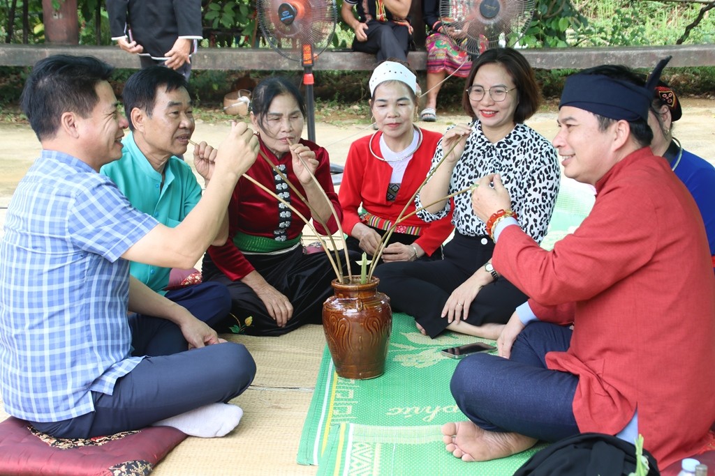 Vào mỗi cuối tuần, du khách có thể khám phá nét văn hóa độc đáo qua Lễ mừng cơm mới của đồng bào dân tộc Mường, tỉnh Hoà Bình.