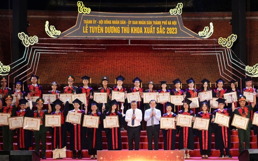 Hà Nội: Tuyên dương 96 thủ khoa xuất sắc năm 2023