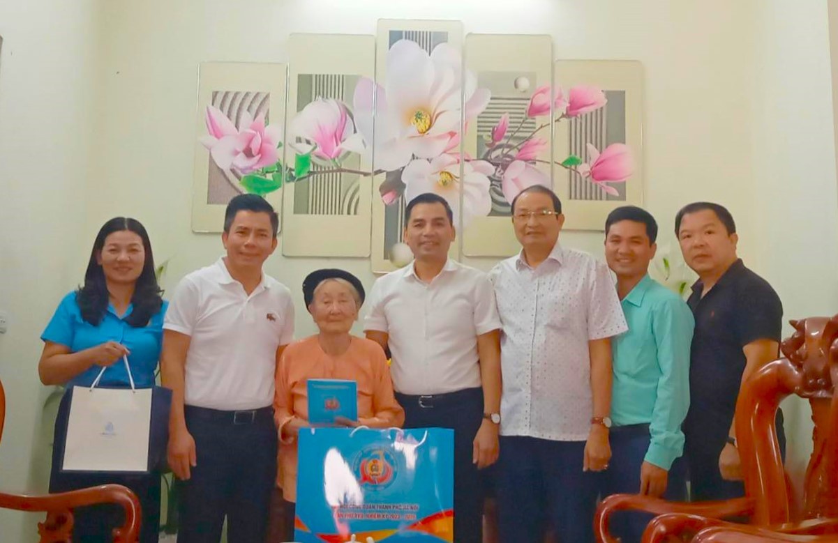 Liên đoàn Lao động thành phố Hà Nội tri ân Mẹ Việt Nam Anh hùng tại Thanh Trì
