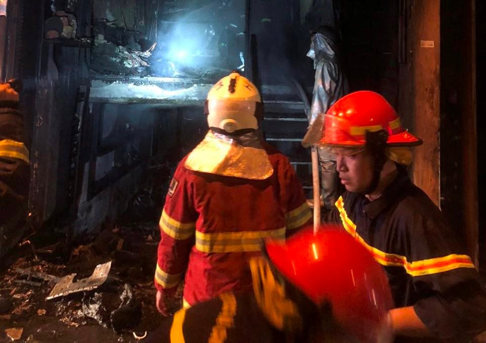Hà Nội: Giải cứu 5 người trong đám cháy ngôi nhà 4 tầng