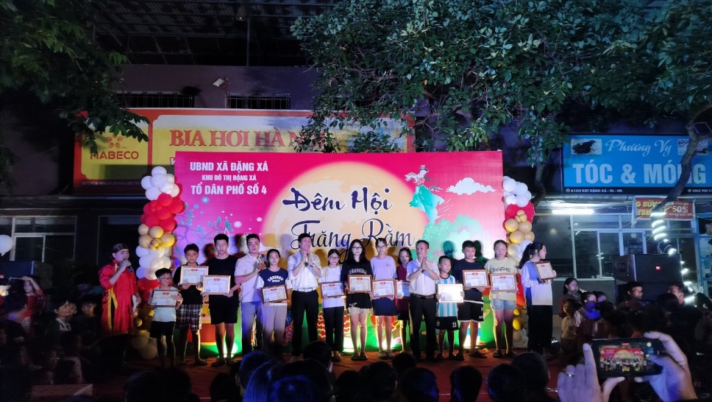 Tổ dân phố số 4 Khu đô thị Đặng Xá, Gia Lâm tổ chức Tết Trung thu cho các em nhỏ.