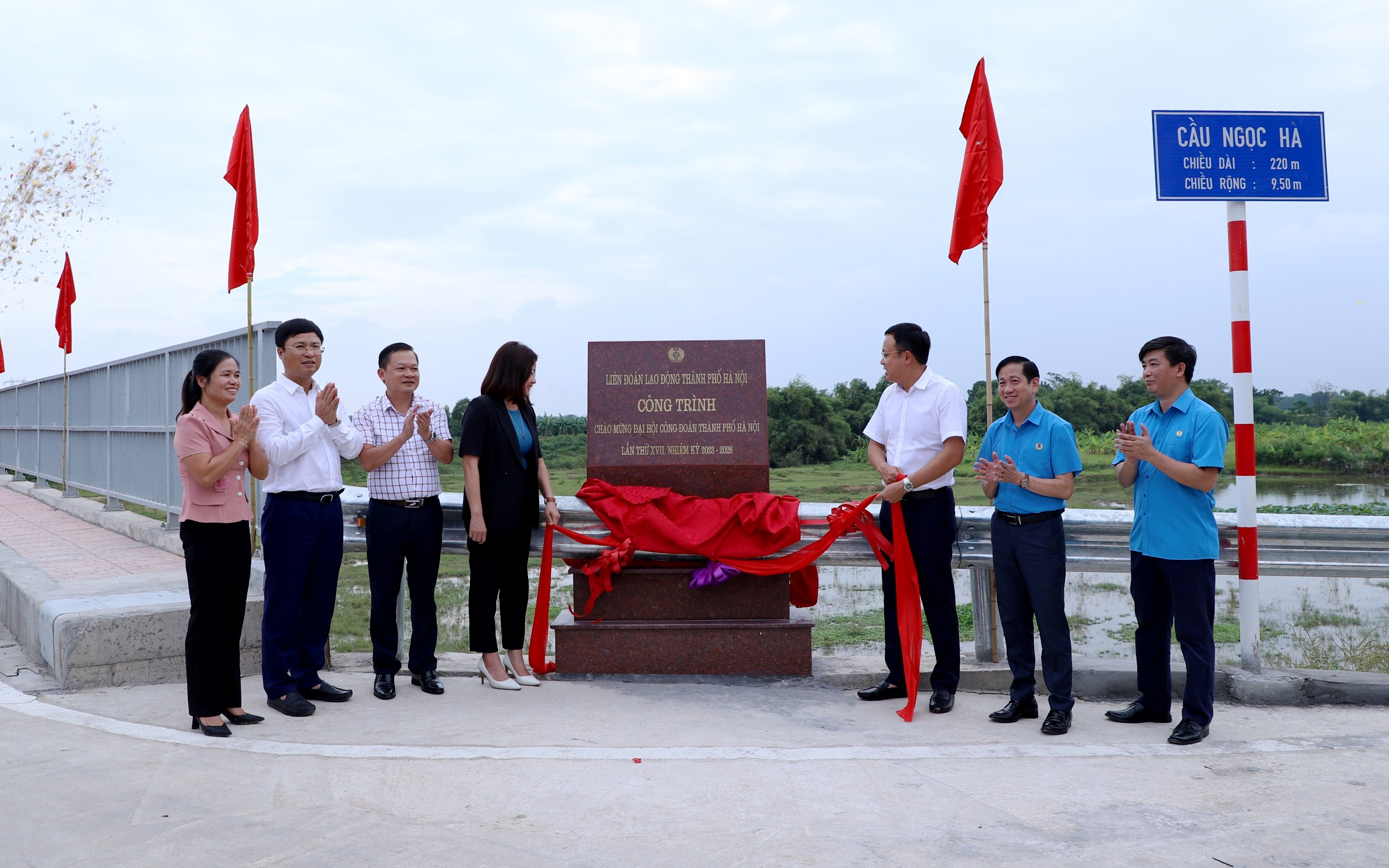 Gắn biển công trình chào mừng Đại hội Công đoàn thành phố Hà Nội lần thứ XVII