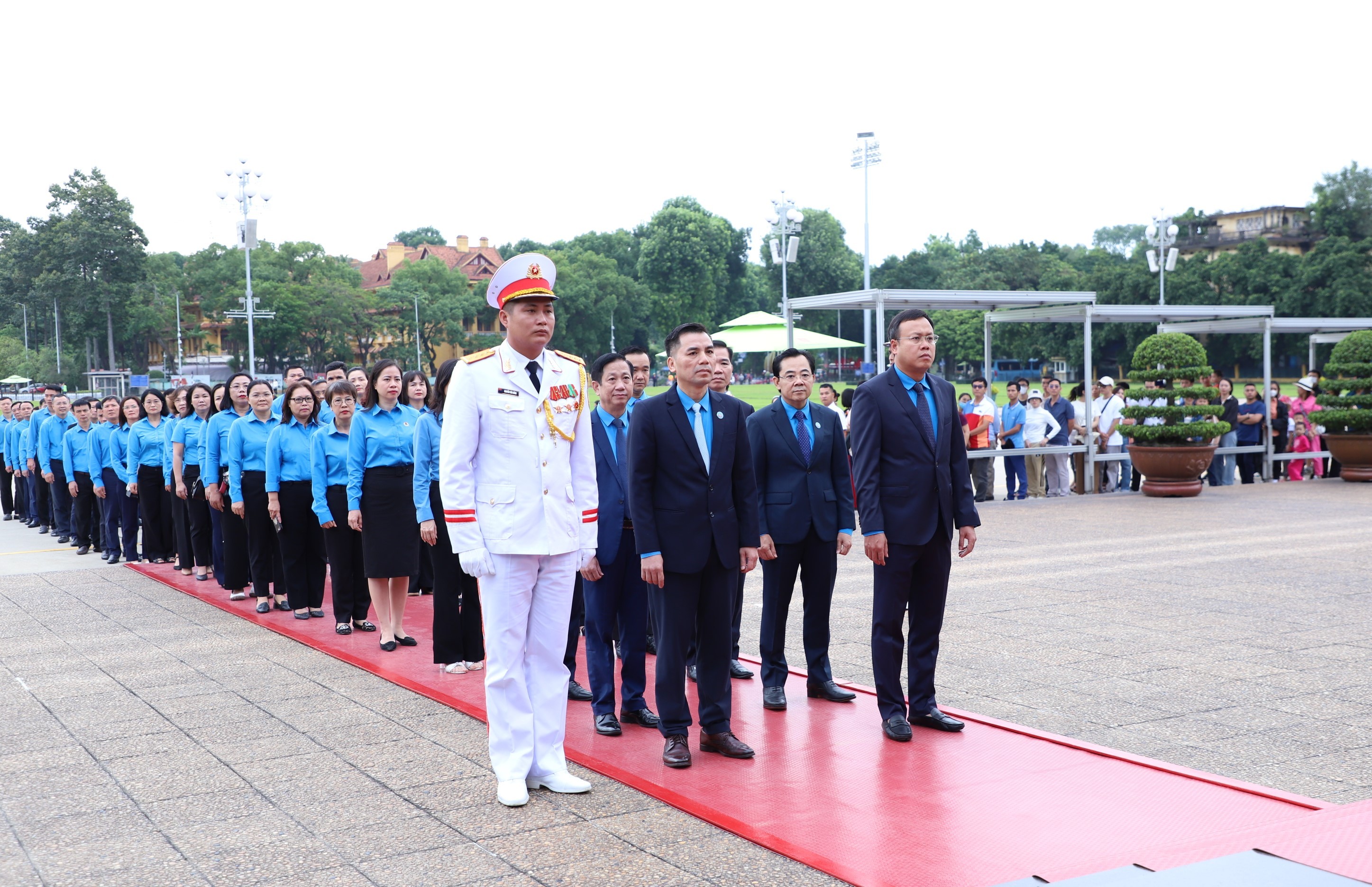 Đoàn đại biểu dự Đại hội Công đoàn thành phố Hà Nội lần thứ XVII vào Lăng viếng Chủ tịch Hồ Chí Minh