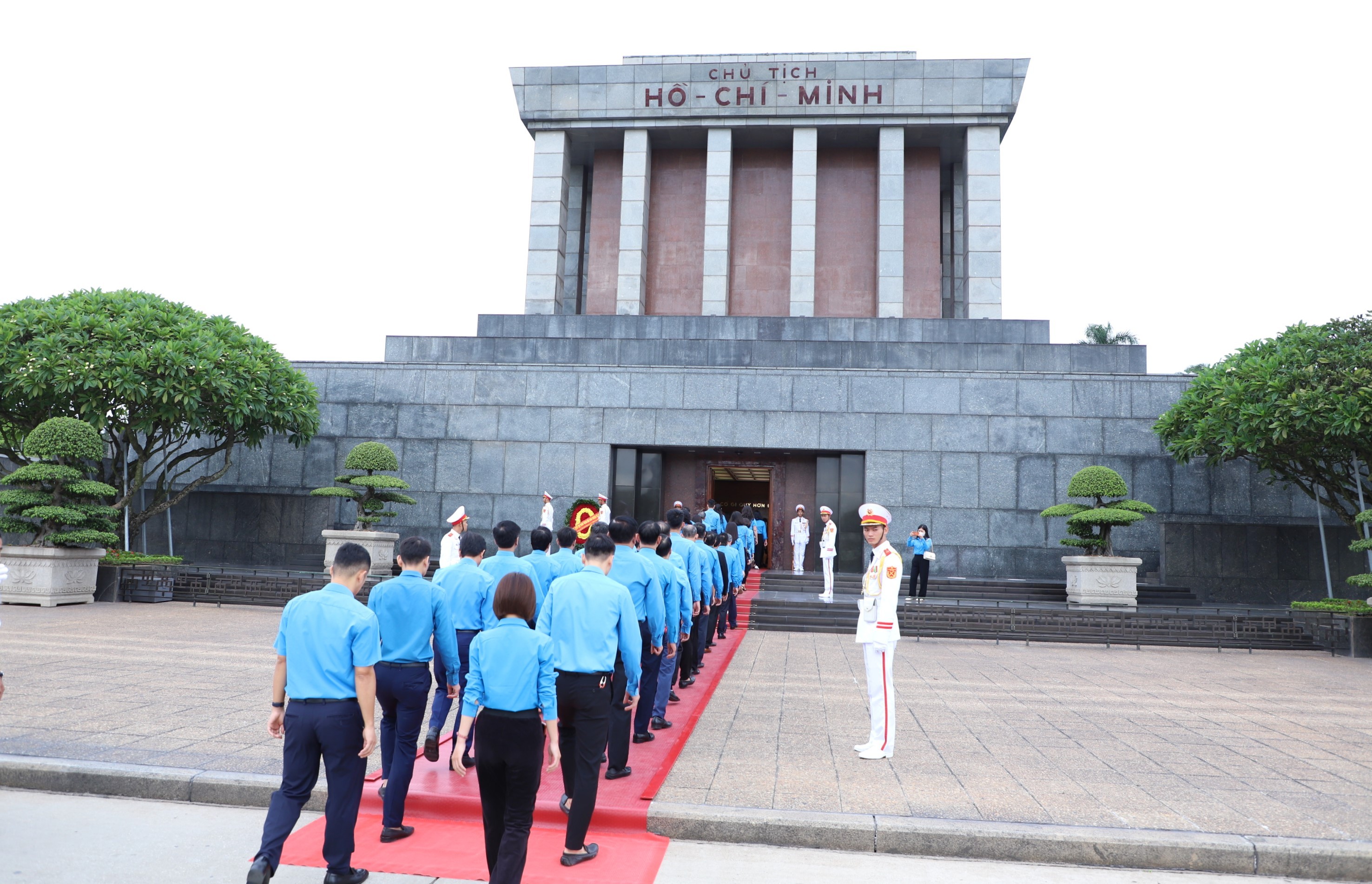 Đoàn đại biểu dự Đại hội Công đoàn thành phố Hà Nội lần thứ XVII vào Lăng viếng Chủ tịch Hồ Chí Minh