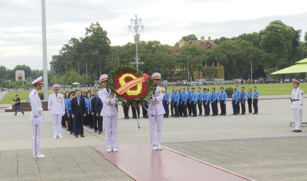 Đoàn đại biểu dự Đại hội Công đoàn thành phố Hà Nội vào Lăng viếng Chủ tịch Hồ Chí Minh