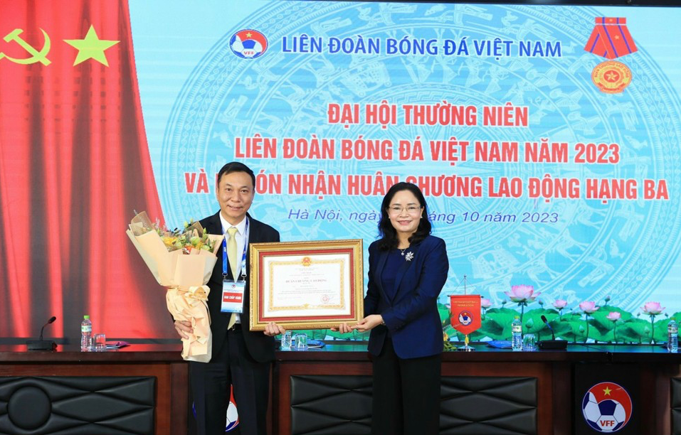 Liên đoàn Bóng đá Việt Nam vinh dự nhận Huân chương Lao động hạng Ba