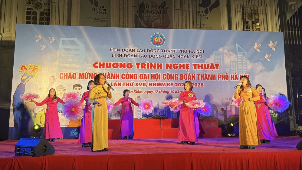 Đoàn viên quận Hoàn Kiếm biểu diễn nghệ thuật chào mừng thành công Đại hội Công đoàn thành phố Hà Nội