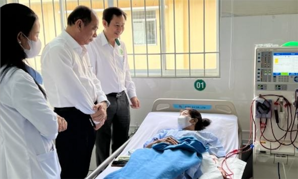Lãnh đạo UBND huyện Cần Giờ, Sở Y tế và Bệnh viện Lê Văn Thịnh thăm hỏi bệnh nhân chạy thận tại Trung tâm y tế huyện Cần Giờ sáng 18/10.