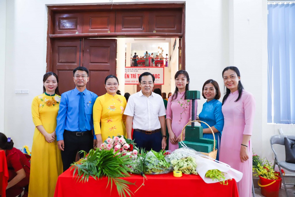 Sôi nổi hội thi cắm hoa nghệ thuật “Người phụ nữ Việt Nam”