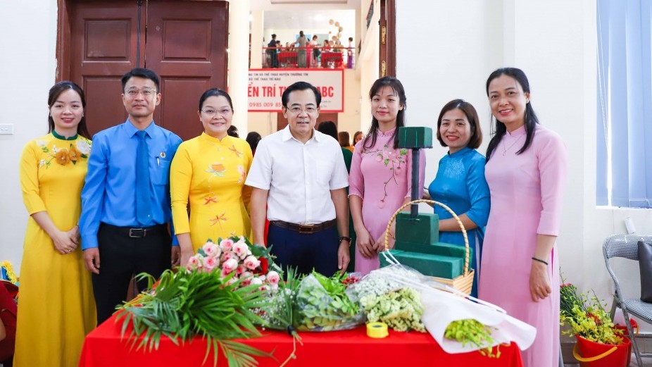Sôi nổi hội thi cắm hoa nghệ thuật “Người phụ nữ Việt Nam”