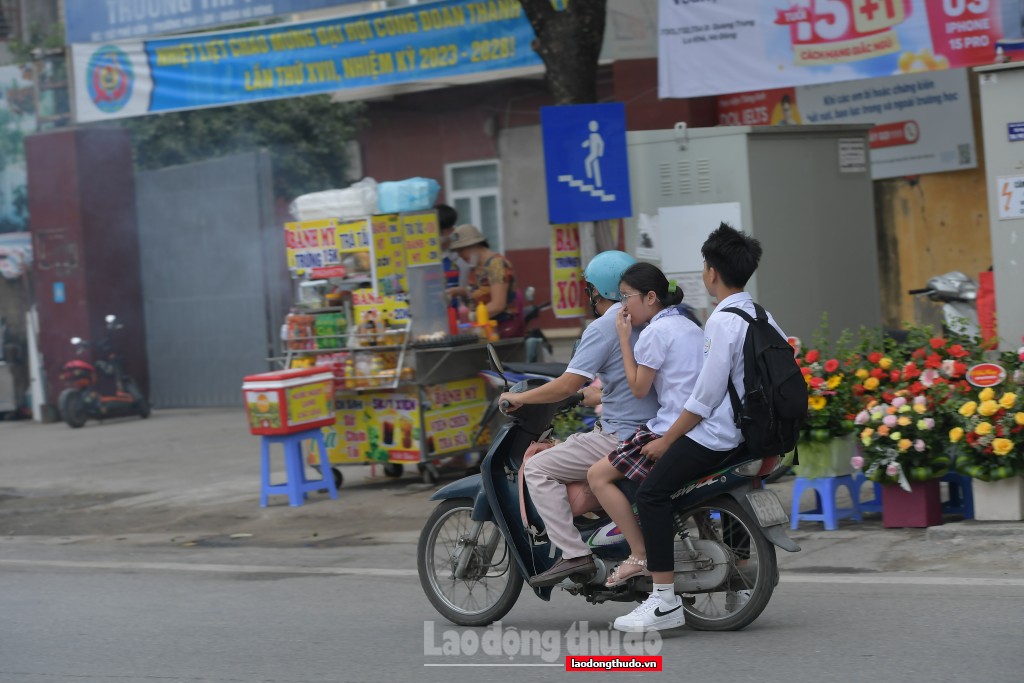 Cảnh sát giao thông xử lý nhiều học sinh không đội mũ bảo hiểm chạy xe lạng lách nguy hiểm