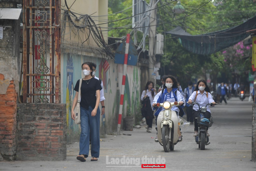 Cảnh sát giao thông xử lý nhiều học sinh không đội mũ bảo hiểm chạy xe lạng lách nguy hiểm