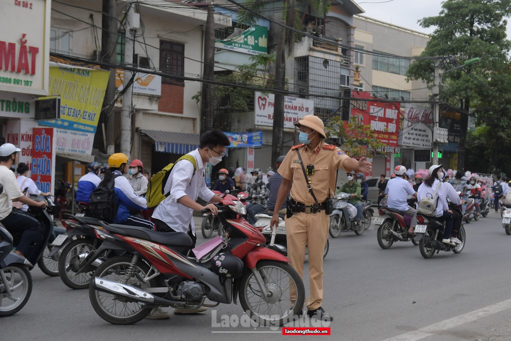 Cảnh sát giao thông xử lý nhiều học sinh không đội mũ bảo hiểm chạy xe lạng lách nguy hiểm