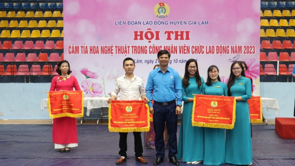 Tưng bừng Hội thi cắm, tỉa hoa nghệ thuật trong công nhân, viên chức, lao động huyện Gia Lâm