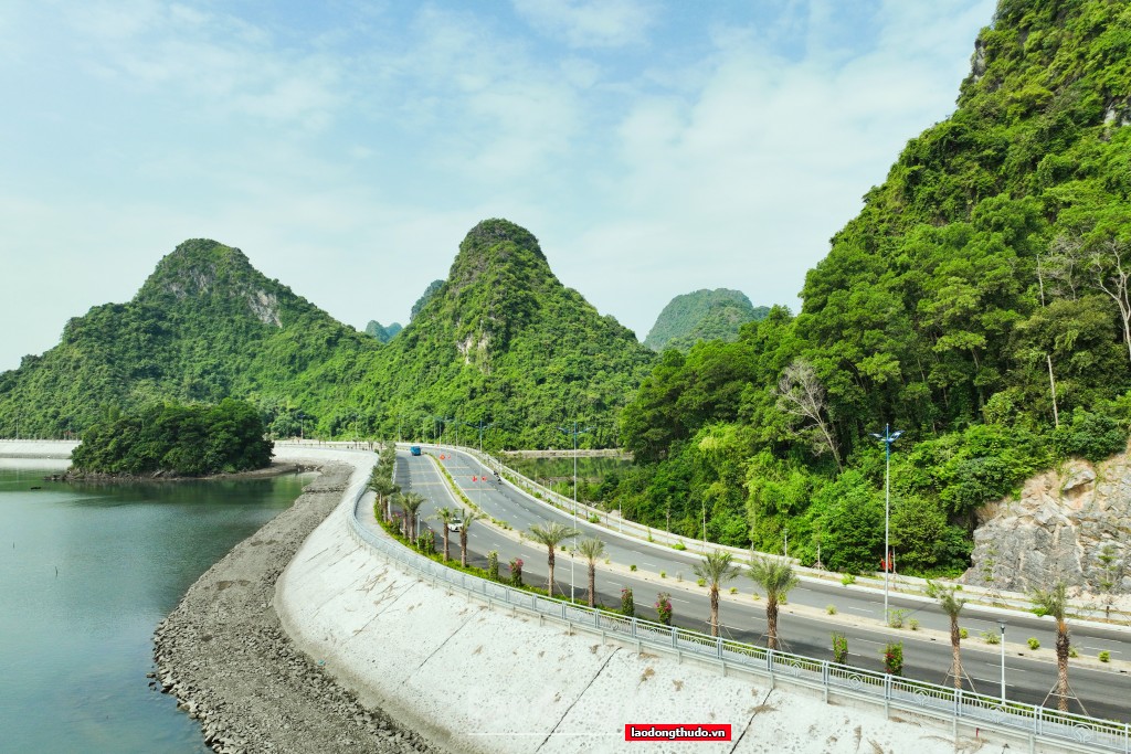 Cận cảnh một trong những tuyến đường bao biển đẹp nhất Việt Nam