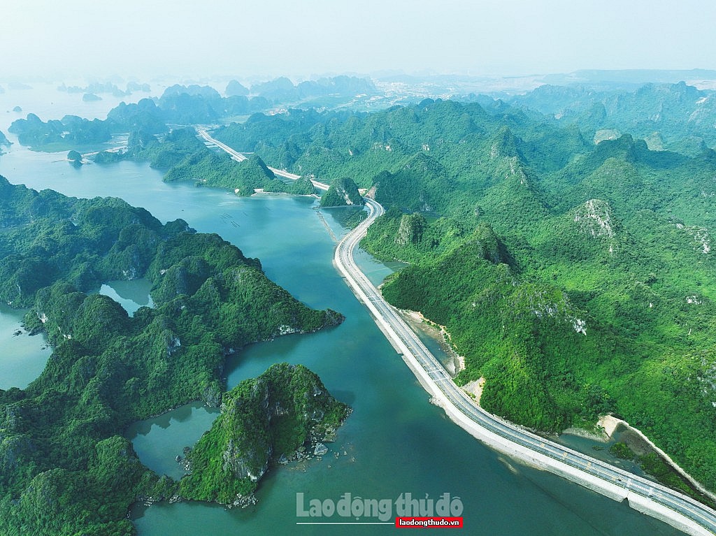 Cận cảnh một trong những tuyến đường bao biển đẹp nhất Việt Nam tại Quảng Ninh