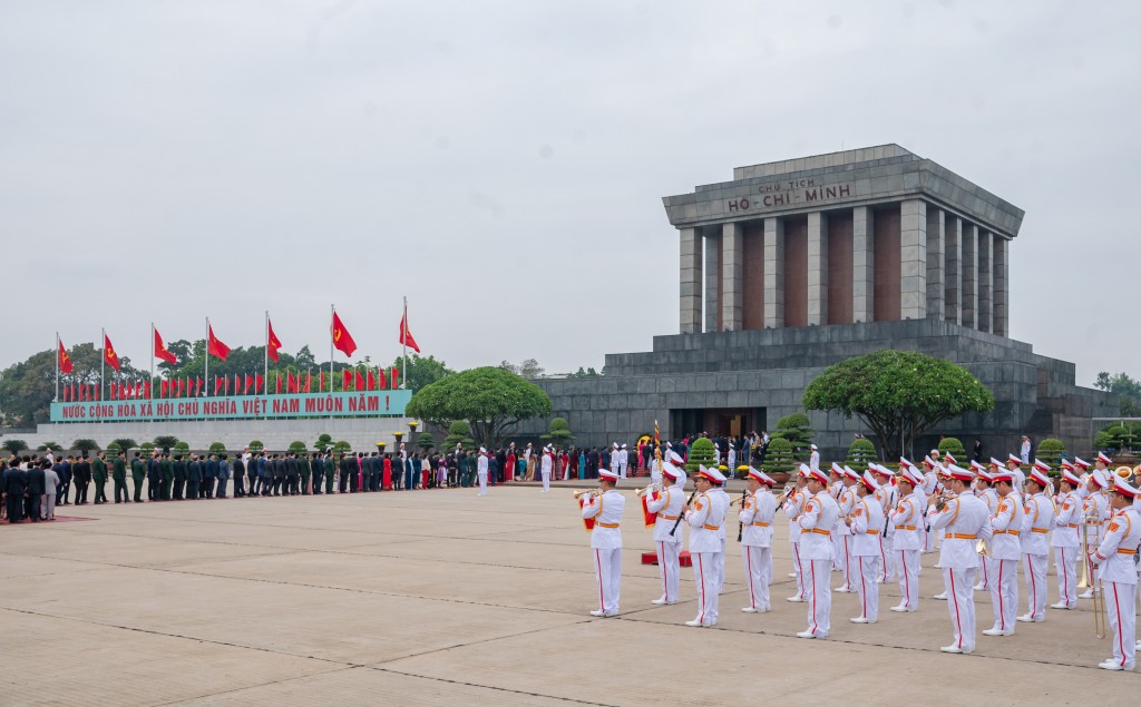 Các đại biểu Quốc hội vào Lăng viếng Chủ tịch Hồ Chí Minh trước Kỳ họp thứ 6, Quốc hội khóa XV