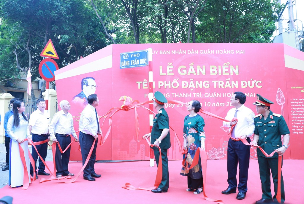 Gắn biển tên Thiếu tướng Đặng Trần Đức cho tuyến phố ở quận Hoàng Mai