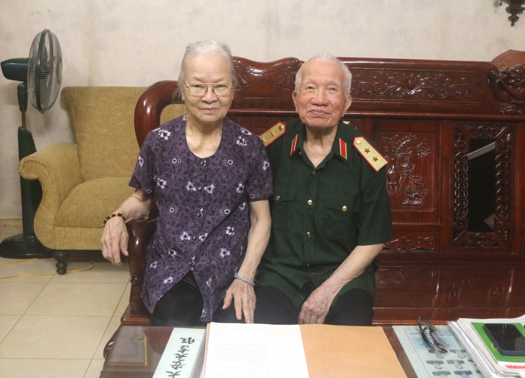 Trung tướng Khuất Duy Tiến và vợ bên cuốn nghệ thuật nghi binh được ông viết lại.