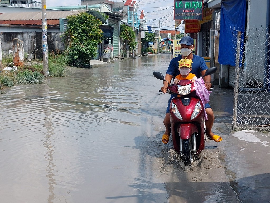 TP.HCM: Dân khốn khổ vì đường ngập nửa năm chưa "chịu" rút nước