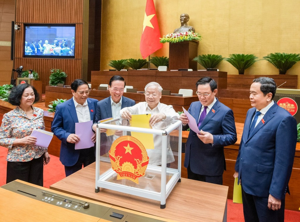 Tổng Bí thư Nguyễn Phú Trọng và các đồng chí lãnh đạo Đảng, Nhà nước bỏ phiếu tín nhiệm.