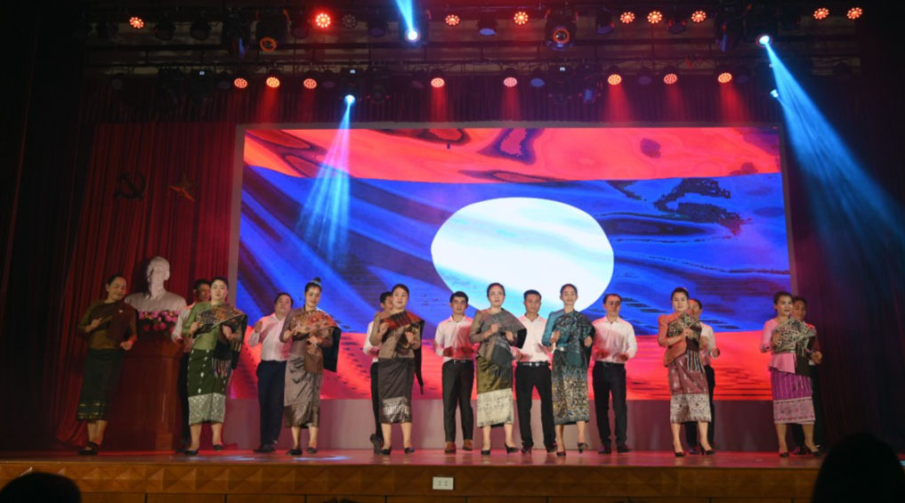 Ấn tượng tiết mục múa Lào tại sự kiện chào tân sinh viên Học viện Báo chí và Tuyên truyền
