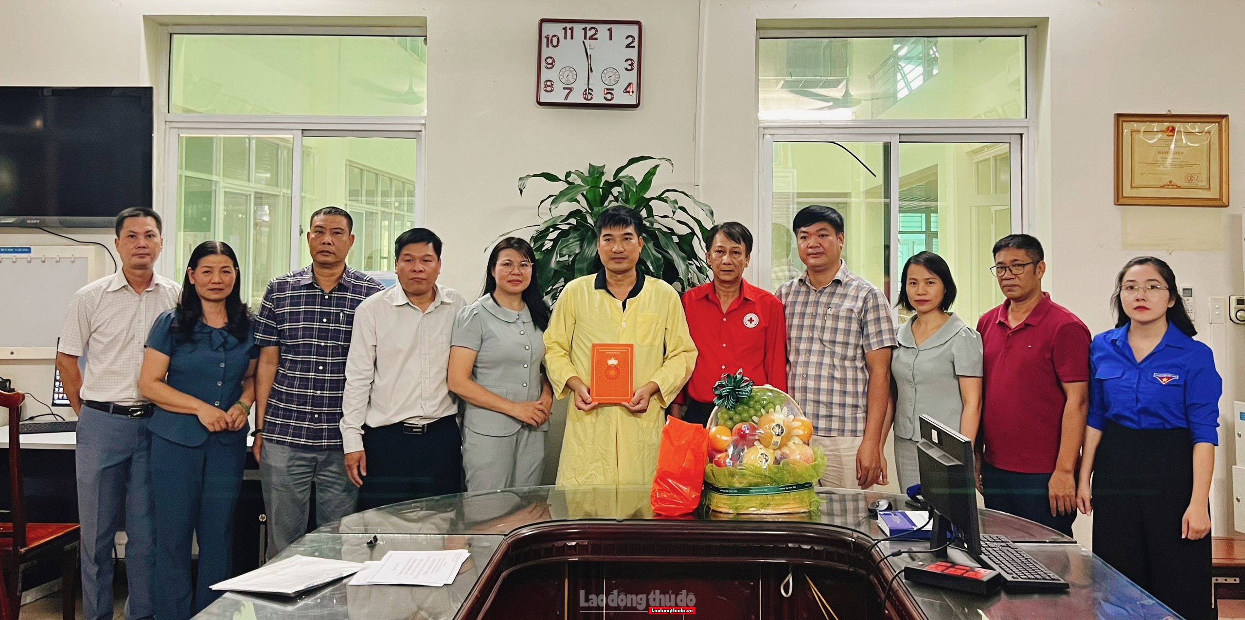Đại diện người nhà của gia đình anh Mai Văn Yên nhận hỗ trợ.