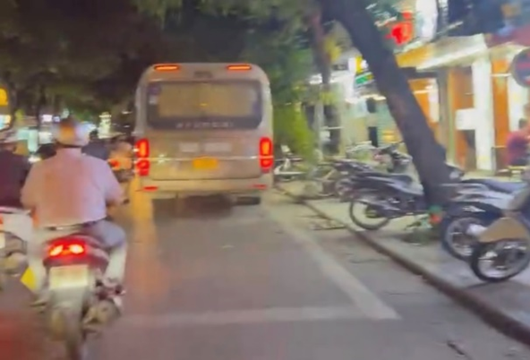 Xử phạt lái xe ô tô đi vào đường cấm trên phố Hàng Bông qua tin báo từ mạng xã hội
