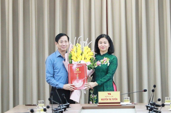 Phó Bí thư Thường trực Thành ủy Hà Nội trao các quyết định về công tác cán bộ