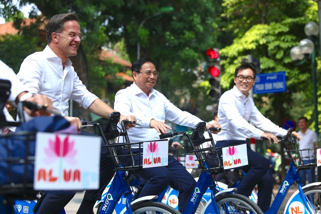 Thủ tướng Phạm Minh Chính và Thủ tướng Hà Lan cùng đạp xe dạo phố Hà Nội