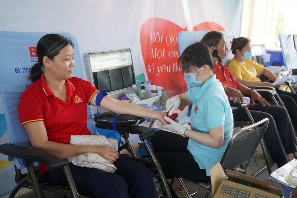 TP.HCM: Hàng trăm người lao động tham gia hiến máu tình nguyện