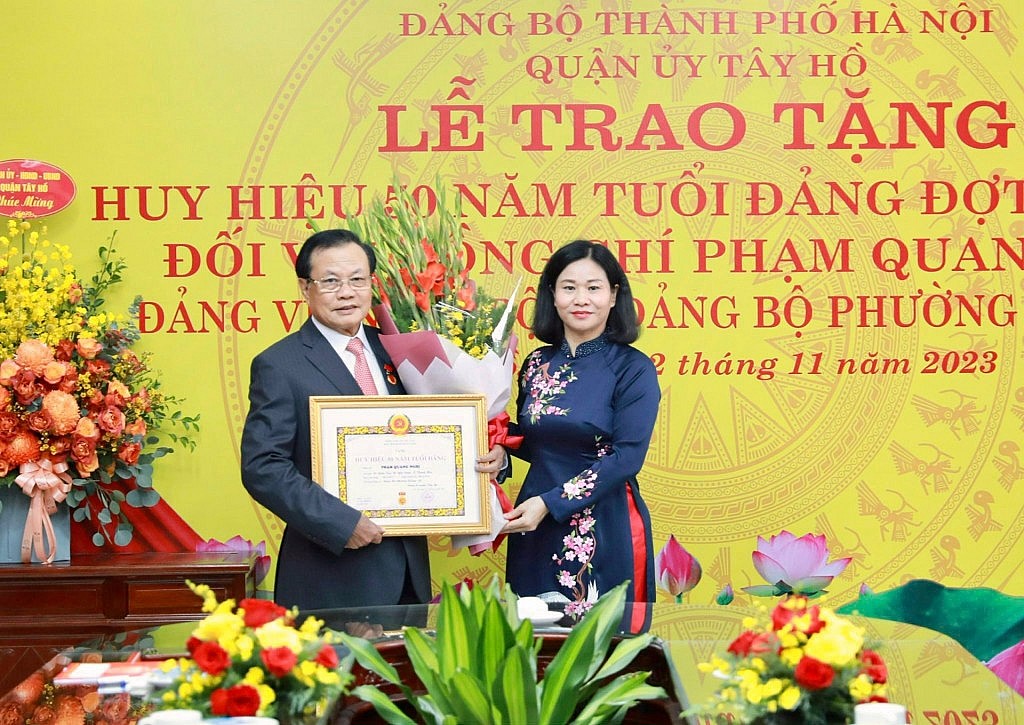 Nguyên Bí thư Thành ủy Hà Nội Phạm Quang Nghị nhận Huy hiệu 50 năm tuổi Đảng