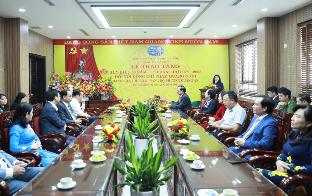 Nguyên Bí thư Thành ủy Hà Nội Phạm Quang Nghị nhận Huy hiệu 50 năm tuổi Đảng
