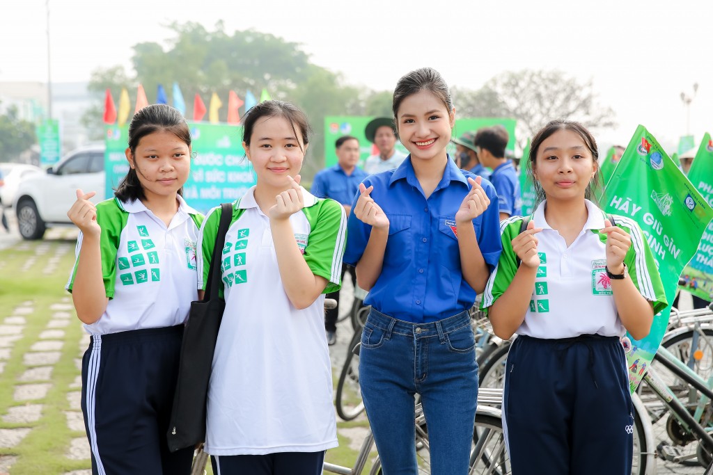 Hoa hậu Nguyễn Thanh Hà kêu gọi người dân bảo vệ dòng sông quê hương