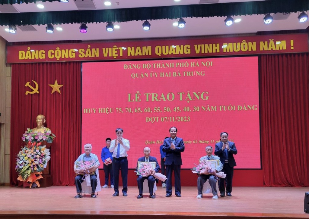 Quận ủy Hai Bà Trưng trao tặng Huy hiệu Đảng cho 284 đảng viên